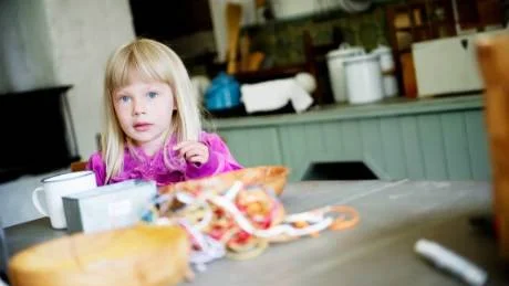 VERKSTAD. Under Hägnans barndagar fylldes ett bord med diverse pysselredskap. Sally Hedberg, 4, tog chansen att pyssla.