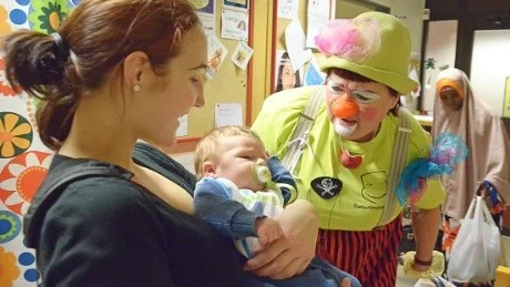 BEUNDRARINNA. Clownen Astrid beundrade lille Teo, två månader. Teos mamma heter Jennifer Svensson.