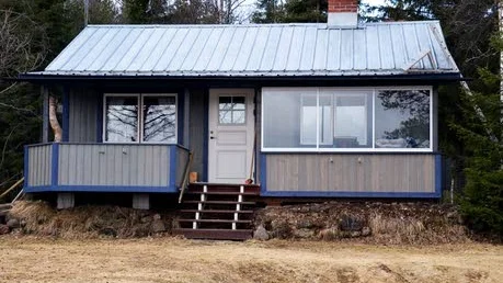 FLYTTAT UPP. Efter problem med översvämning och stora isblock alldeles intill stugan vid islossningen  har Karl-Johan Taavoniku flyttat upp stugan på högre grund och längre från älven.