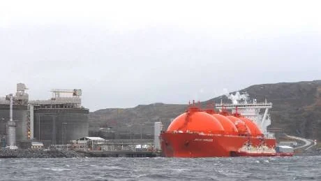 GAS I TANKARNA. Ett projekt ska utreda förutsättningar att ta emot LNG-gas, flytande naturgas, i Narvik. LKAB stöttar utredningen. Här lämnar ett gasskepp Melkøya utanför Hammerfest.