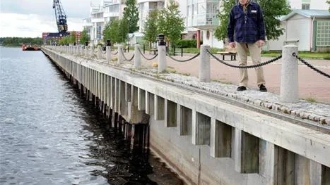KAJSTEGAR SAKNAS. Här borde det finnas kajstegar var 50:e meter säger Hans Ekeberg, vid kajen i Södra hamn.