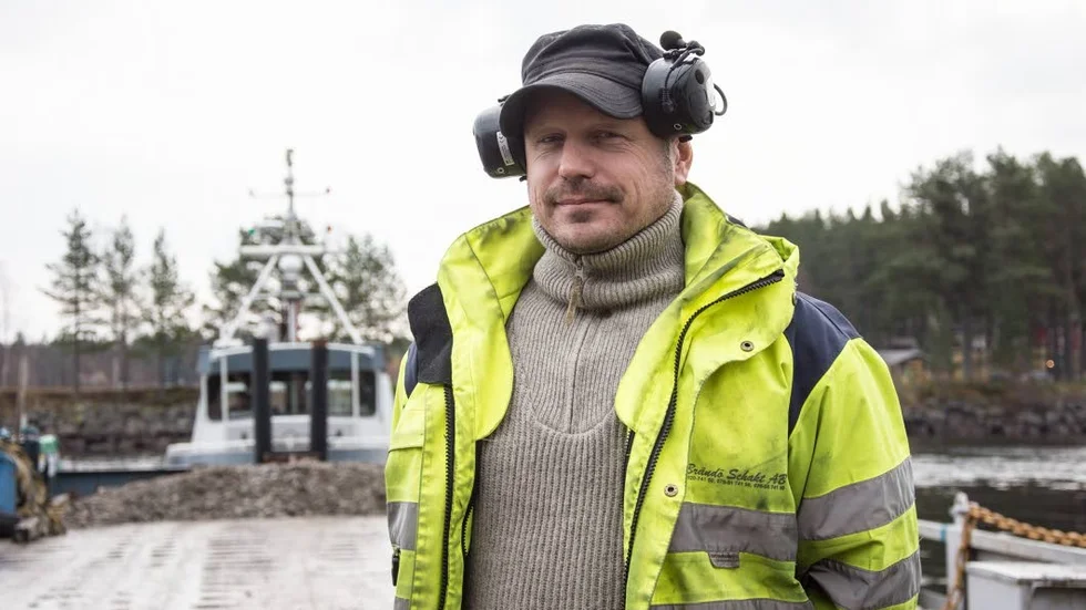 Skeppare. Andreas Lindgren, Brändö schakt, är skeppare på den lilla färjan som kört över grusbilarna till Sandön.