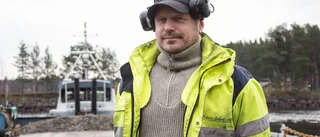 Färjan kommer lastad med grus till Sandön