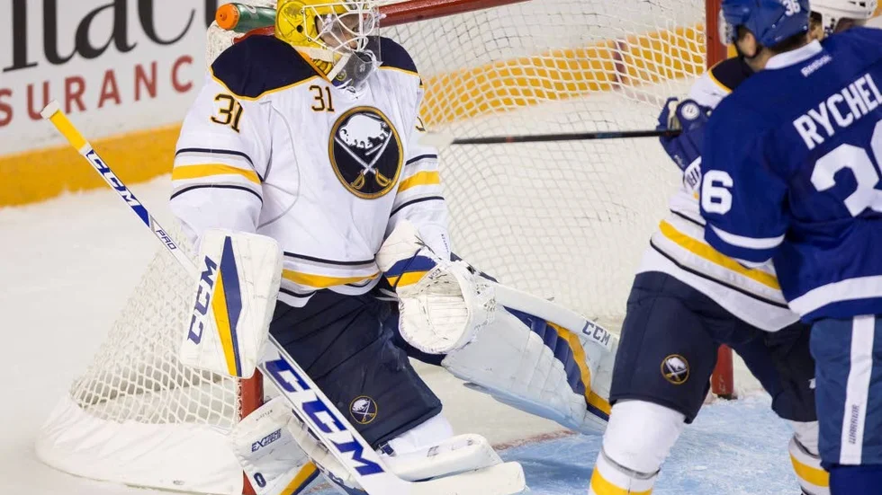 Säsongsdebut. Anders Nilsson går inatt säsongsdebut för sitt nya lag, Buffalo Sabres. Här agerar han i en preseason-match mot Toronto.