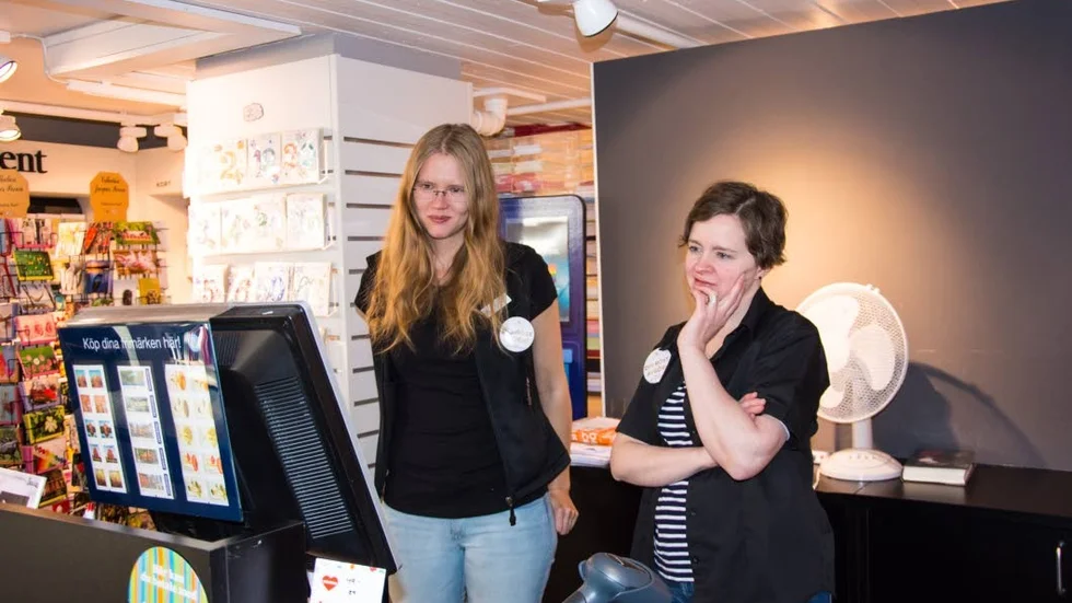 Spänning. Victoria Högman och Agneta Kjällén på Akademibokhandeln väntar spänt på årets pristagare.