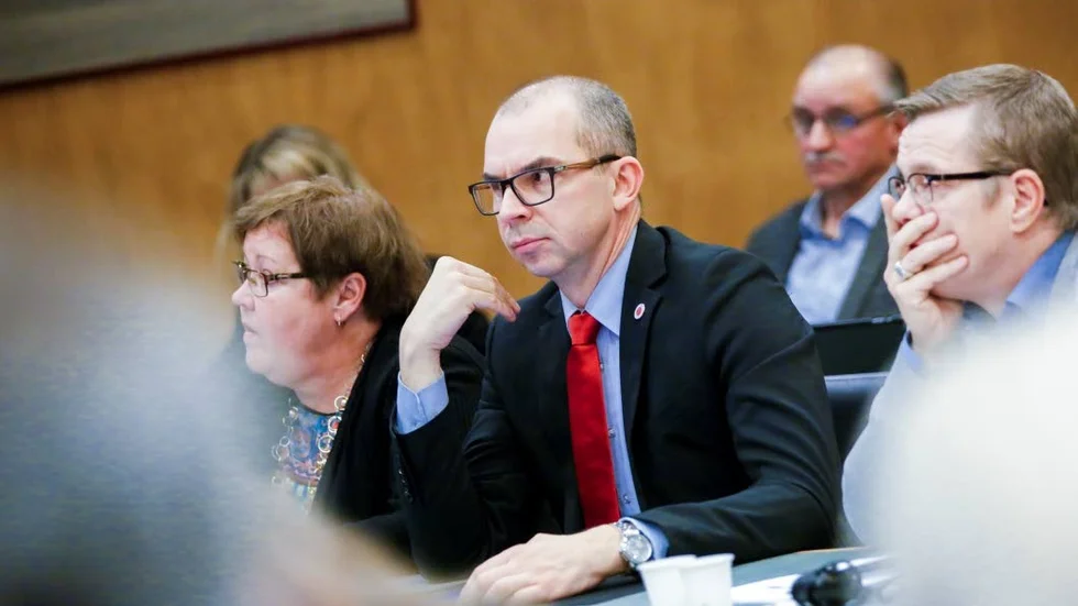 Olika. Kommunalråden Yvonne Stålnacke och Niklas Nordström menar att Luleå kommun har en stark ekonomi. Moderaten Anders Josefsson till höger varnar för skattehöjningar.