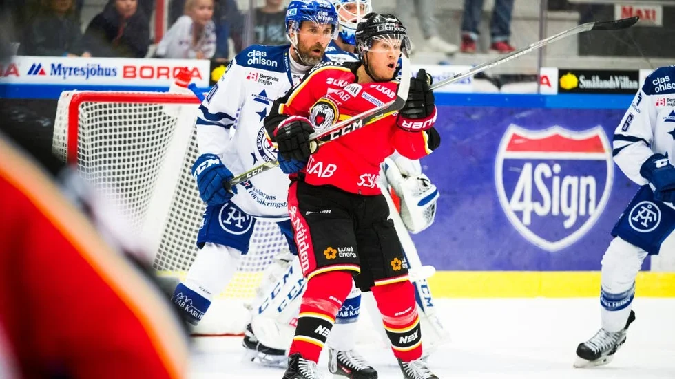 Stabil. Centern Andreas Falk fortsätter att leverera, men vill att hela laget ska bli jämnare och hitta ett sätt att vinna de målsnåla matcherna.