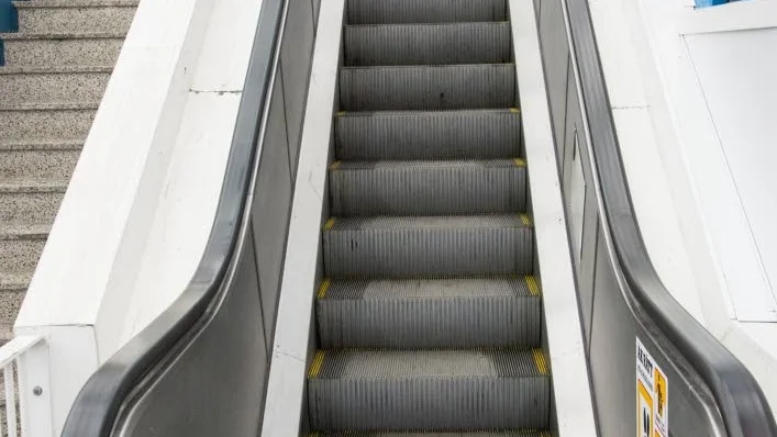 Står. Hissarna till gångbron står också stilla.