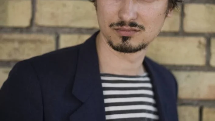 Parallellt universum. I Maxim Grigorievs roman "Nu"  kämpar huvudpersonen sig genom livet med hjälp av den grekiske filosofen Epikuros.