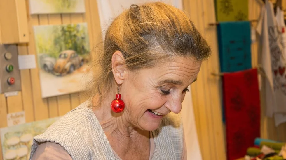 Pumla. Ordföranden för mässarrangören Mångahanda Kerstin Westin hade en söt julpumla i ena örat.