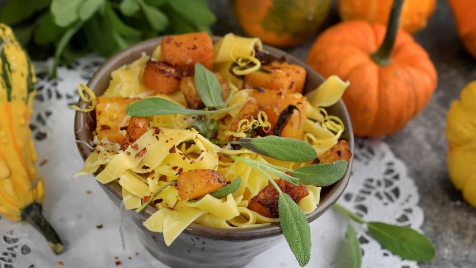 Enkelt och gott. Pappardelle med pumpa, fetaost, citron och salvia.