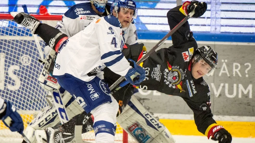 Trångt. Leksand såg till att stänga allt framför egen kasse. Här bjuds Anton Hedman på en flygtur.