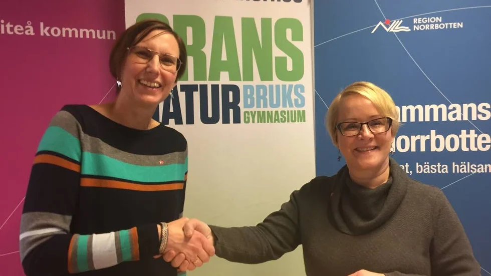 Handslaget. Maria Stenberg, regionråd  Region Norrbotten (till höger) lämnar över huvudmannaskapet för Grans Naturbruksgymnasium till Piteå kommun och kommunalrådet Helena Stenberg.