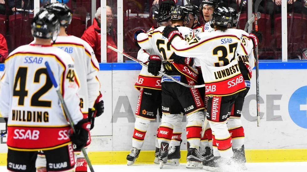 Jubel. Luleå Hockey firar efter att Bill Sweatt gjort det avgörande målet i förlängningen.