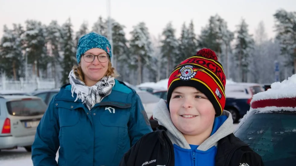 Oliver Sundström, 11, på Media markt-parkeringen med mamma Marlene Wiggefors och en alldeles ny tv i bilen.