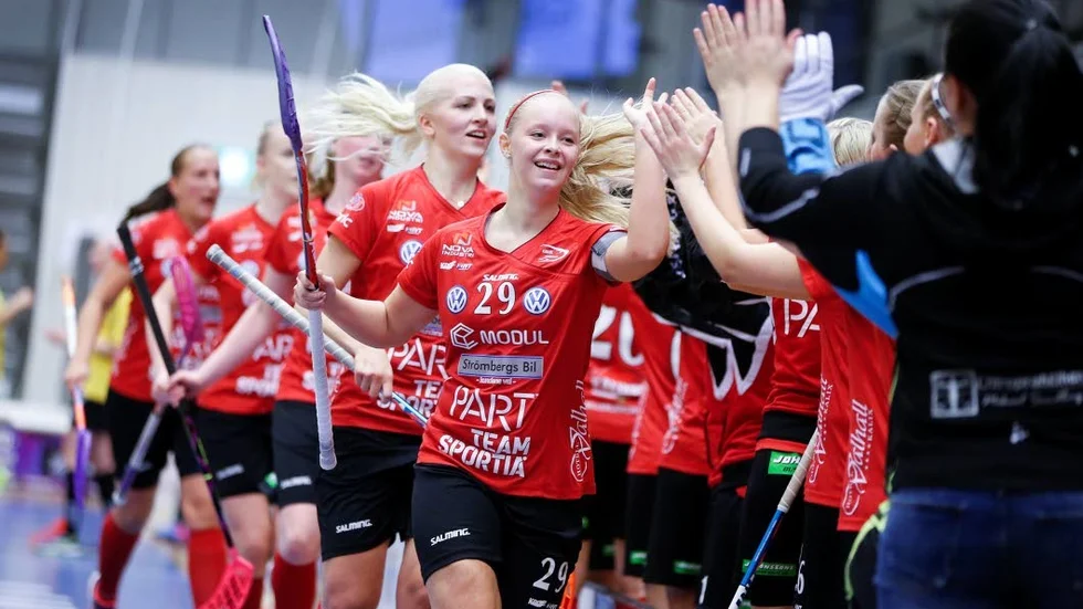 Nöjda. Kalixspelarna firar ett av sina mål i förlustmatchen mot Umeå.