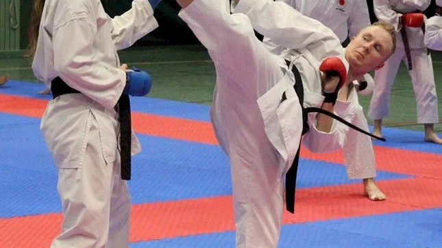 Spark. Det är viktigt i karate att utöva sina sparkar med precision och utan allt för hård fysisik kontakt.