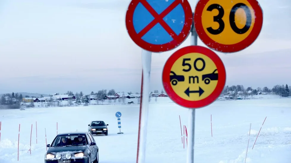 Vintertid går det köra bil på isen mellan Avan och Norra Sunderbyn. Så här såg det ut för något år sedan. Nu är isvägen öppen för den nya vintersäsongen.