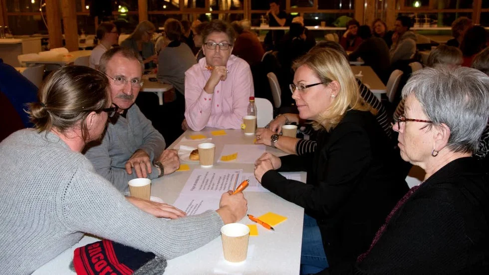 Bordsdiskussion. Efter en utökad frågestund, vidtog diskussion och förslagsverkstad runt borden i Studentrestaurangen.