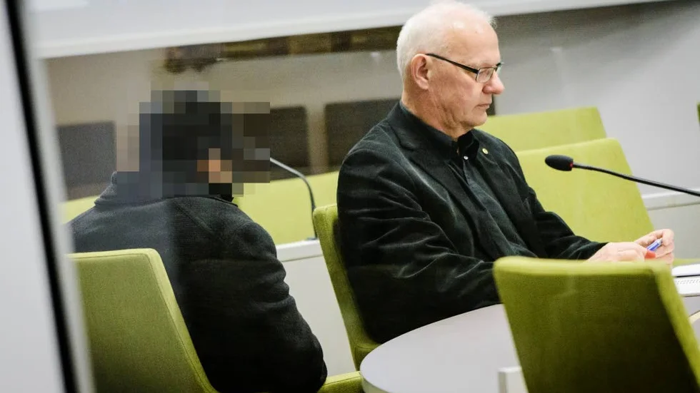 Branschkollegan, till vänster om advokaten Lennart Wiklund, misstänks för grovt bedrägeri och grovt penningtvättsbrott.