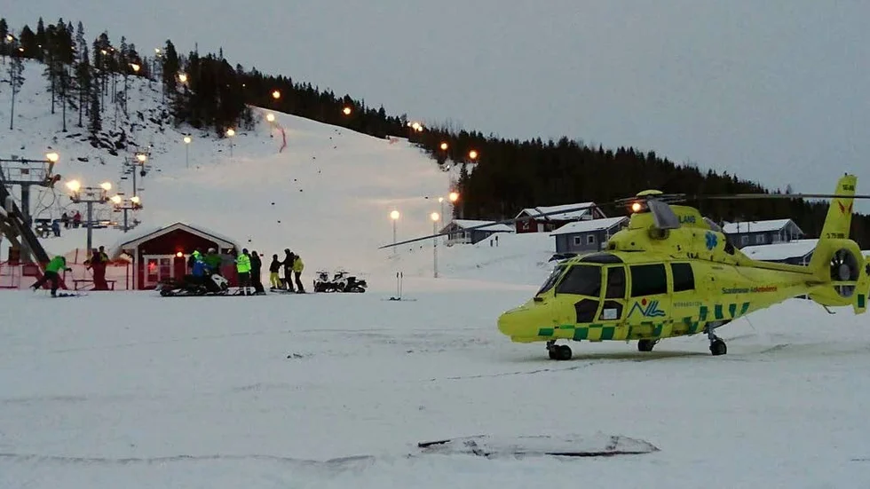 Olyckan. Här hämtas den 15-årige skidåkare som skadades allvarligt i söndags i Kåbdalis.