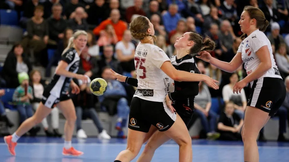 Tvärstopp. Efter en fin upphämtning hemma mot Lugi så tog det tvärstopp för Boden. Ledning med 7–6 förvandlades till underläge med 7–14. Här är det Moa Nilsson som stoppas bryskt.