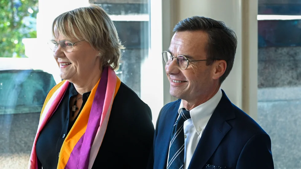 Nya statsministern Ulf Kristersson (M) och hans hustru Birgitta Ed var glada efter måndagens statsministeromröstning i riksdagen. Men det väntar ingen lätt resa för Kristersson och den nya regeringen.