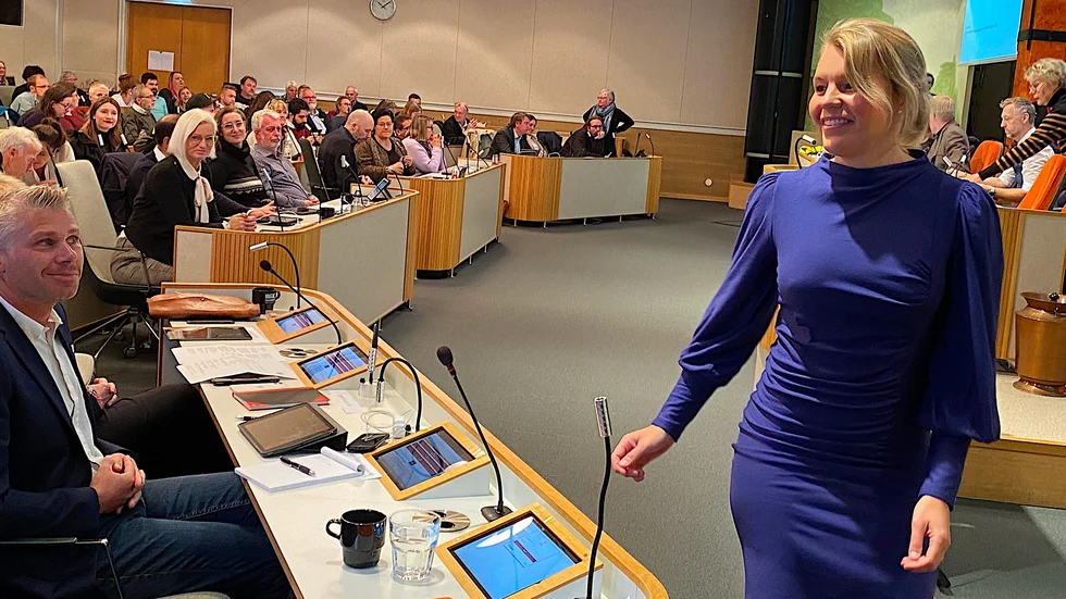 En glad Sophia Jarl (M) träffar fullmäktigeledamöterna sedan hon utnämnts till kommunsdtyrelsens ordförande. Nu vet vi att det innebär att hon får 78 100 kronor i månadslön. 