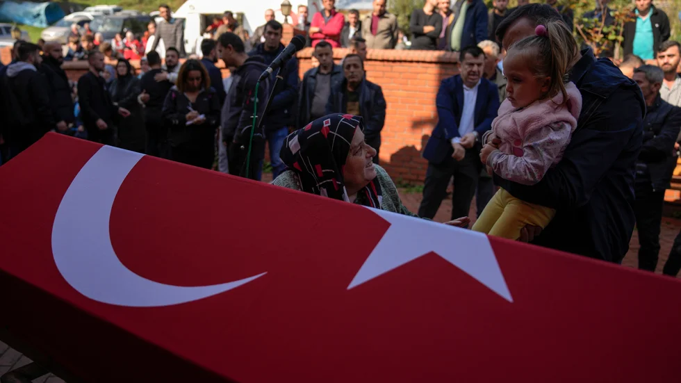 Begravningarna inleds av de många döda i gruvolyckan i Turkiet.