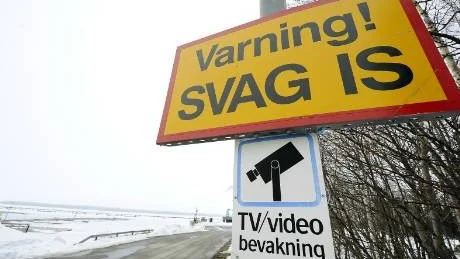 BEFOGAD VARNING. Alla som kommer till Lövskärs hamn via bilväg möts av den här varningsskylten. Vårvädret har tärt på isarna som på vissa ställen är på väg att övergå till vatten.