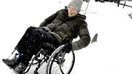 KÄMPIGT I SNÖMODD. Stig Holmbom, 75, har kämpat sig fram med rullstol i mer än tio års tid. "Vintern med snömodd är alltid ett hinder", kommenterar Stig.