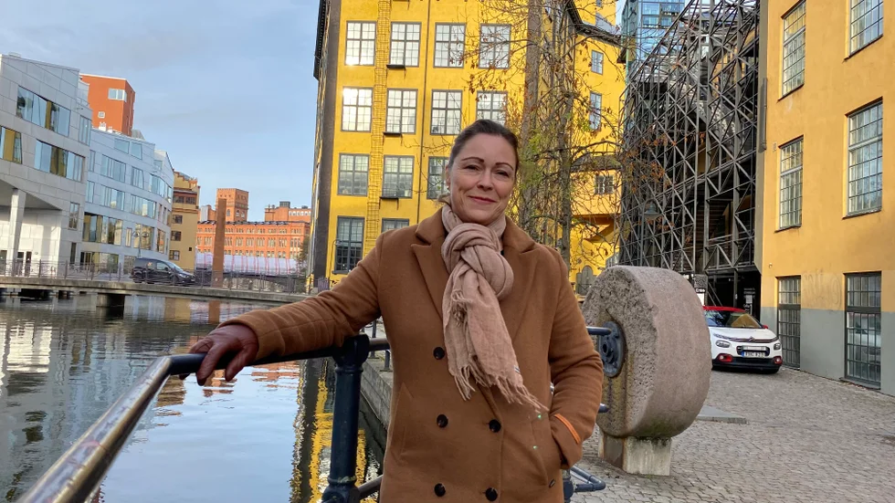 Eva Moberg har förlagt handlingen i sin debutroman "Kärlek utan munskydd" till hemstaden Norrköping. Arbetets museum pryder omslaget till romanen. 