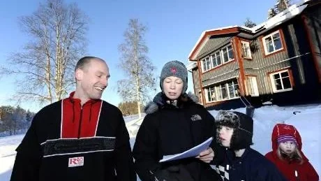 MOT FÖRÄNDRING. Grannar är OK men ängsmark och promenadstråk försvinner. Martin, Åse, Josef och Elsa Bröms får se omgivningen      förvandlas framöver.