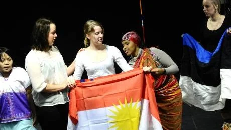 REPAR. Ellinor Spegel tar emot flagga efter flagga under repetitionen av dansföreställningen Tjejer i världen.