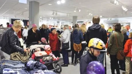 NYA BUTIKER. Kirunaborna var som galna i alla de nya butikerna och den mest populära var nog H&M som verkar ha varit väldigt efterlängtad. På bara någon minut fylldes den av shoppingsugna besökare. Foto: Mattias Forsberg