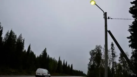 UNDANTAGET. Den här belysningsstolpen söder om Risudden är tänd, men tyvärr utgör den undantaget i Övertorneå och norra delen av Haparanda kommun.FOTO: GÖRAN LAHTI