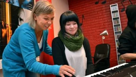 INSTRUERAR. Läraren Mirja Tapio instruerar Jenna Jarkko på keyboarden.