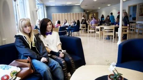 SKOLSTART. Filippa Eriksson och Ida Boqvist, båda 13 år, har gått i samma klass på Tunaskolan. De tycker att det känns roligt att börja i en ny skola.Foto: Linn Kangas Fantenberg