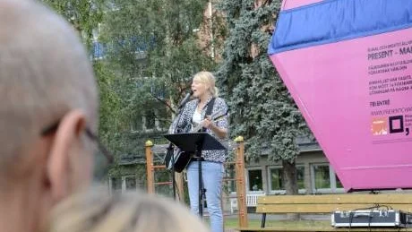 FÖR NORGE. Elin Kero inviger den turnerande utställningen med en sång för Norge. Foto: Anette McMurry