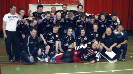 JUBEL. Kiruna AIF spelar i innebandyettan kommande säsong. <Heavy>Kirunas mål: </Heavy>Niklas Strängdal 4, Mattias Waaranperä 3, Alexander Koivuniemi 2, Johan Johansson, Jesper Väsäinen, Adam Wikström.