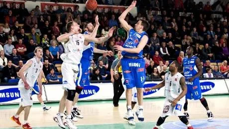 SEGER. Håkan Larsson och John Rosendahl fick slita hårt för att vinna gårdagens tredje semifinal mellan LF Basket och Michael Palms Borås i Pontushallen.