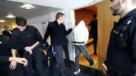 GROVA BROTT. Den 24-årige Red and white crew-medlemmen åtalas för tre fall av misshandel, försök till utpressning, olovligt innehav av farligt föremål, vapenbrott och olovlig hantering av sprit.