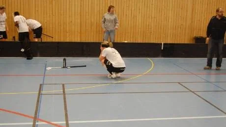 TUNGT. Josefin Öhman och hennes IBK Boden klarade inte av att vinna sin avgörande match mot Umeå City. Dessutom behövde laget hjälp av Dalen, en hjälp de inte fick. Boden åker nu ur och får ta nya tag i division II. Tränaren Suzanne Ahlman (bakgrunden) efterlyser nu en långsiktig satsning.