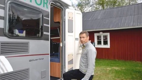 KOMMER UT. Om skogsägaren inte kan komma till kontoret så kommer skogsinspektor Nils Kemi med kontoret till dem.  Foto: Britt-Louise Spets