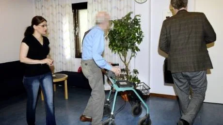 INGET BESKED. 80-åringen är misstänkt för två våldtäkter och sexuellt tvång. Tingsrätten ansåg att bevisningen mot mannen är övertygande men han får vänta ytterligare en månad innan han får sin dom.