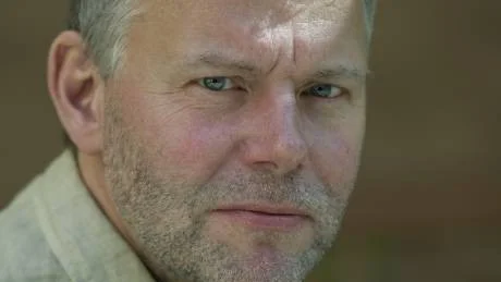 DUBBEL IDENTITET. Jan Arnald njuter av sina dubbla identiteter som författare. Att skriva deckare är nästan enbart lustfyllt, konstaterar han. Foto: Leif R Jansson/Scanpix