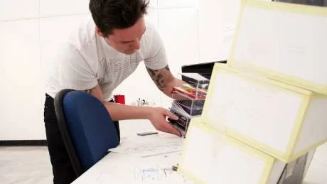 ORDNING. Sebastian Brännvall lejde en firma som skar till plexiglasbitarna till hans multifunktionella förvaringsmodul.