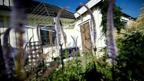 ÖKNING. Villainbrotten ökar i Luleå, jämfört med förra året. Torbjörn Thurfjell råkade ut för inbrottstjuvar för tre veckor sedan. Tjuvarna tog sig in genom fönstret som syns på bilden och stal värdefulla föremål från Torgny Thurfjell och hans sambo.  Foto: Linn Kangas Fantenberg