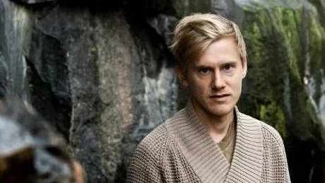Servergrotta. Innanför bergväggen på Södermalm öppnar sig en grotta full av servrar som ger Söderborna tillgång till internet. I Framtiden, som Jonas Andersson skrivit tillsammans med Eric Schüldt, förmörkas landskapet av turbiner.Foto: Christine Olsson/Scanpix