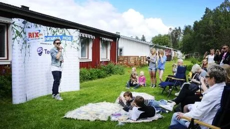 TRÄDGÅRDSPUBLIK. Det blev tre låtar som Danny framförde hos familjen Widmark på Hertsön i Luleå.Foto: Petra Isaksson